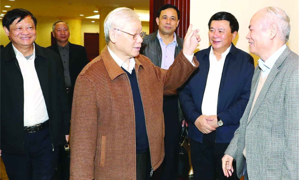 總書記、國家主席阮富仲與各代表交談。