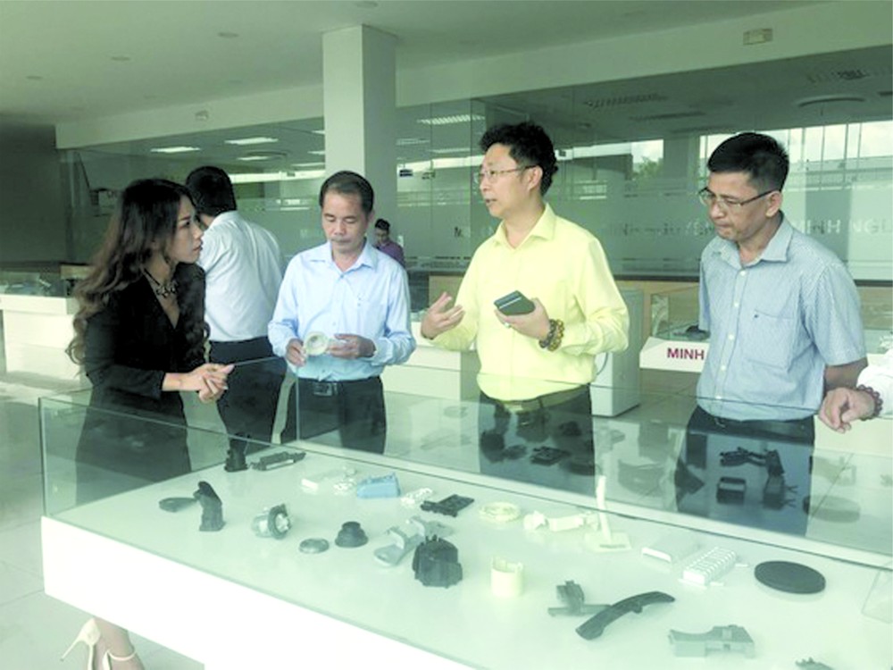 來自澳大利亞的越僑在本市投資配套工業。