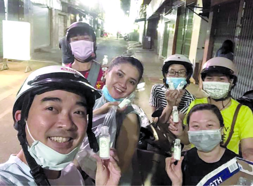 　　“愛心之家”慈善青年用晚上空餘時間 送抗菌洗手液給貧困者。