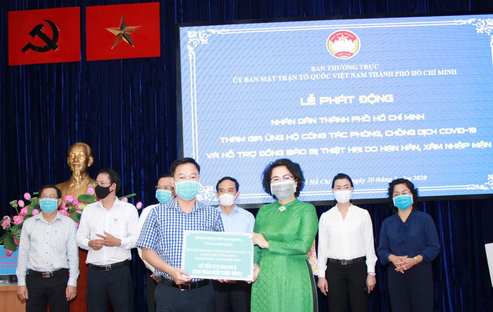 第五郡越南祖國陣線委員會主席黎晉才將 8 億 1000 萬元善款 轉交給市方領導。