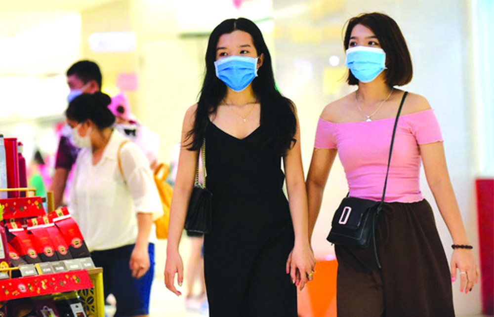 民眾佩戴口罩逛商場。