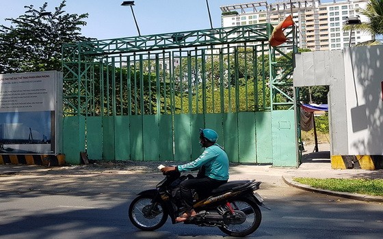 潘庭逢體育中心項目當前仍是一塊空地。