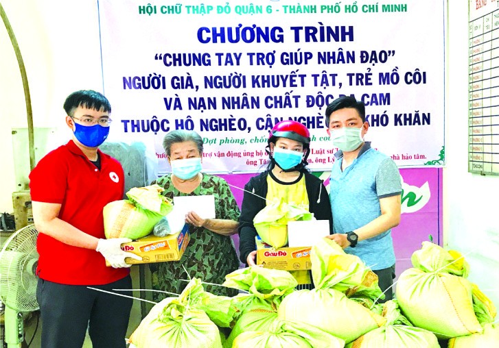 曾廣健（右）代表向窮人發送禮物。