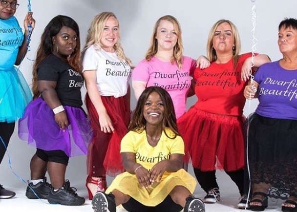 羅素（前）在時裝界嶄露頭角。