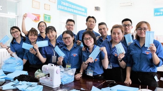 團員們爭取時間輪班縫製醫用口罩，並協助其他單位、學校一起縫製。