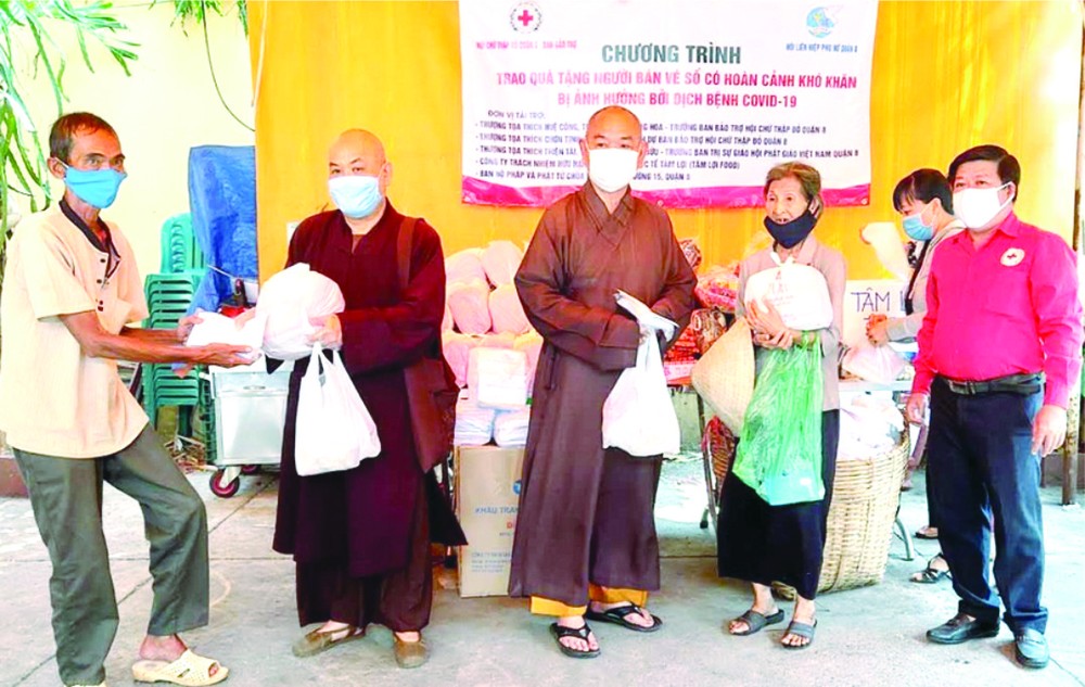 紅十字會輔助會在龍華寺贈送禮物。