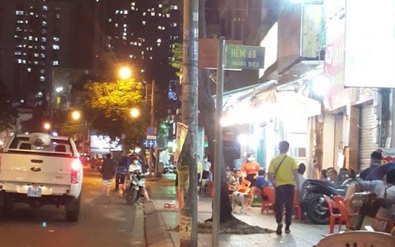 第十郡職能力量在黃耀街以揚聲器宣傳防控疫情知識。