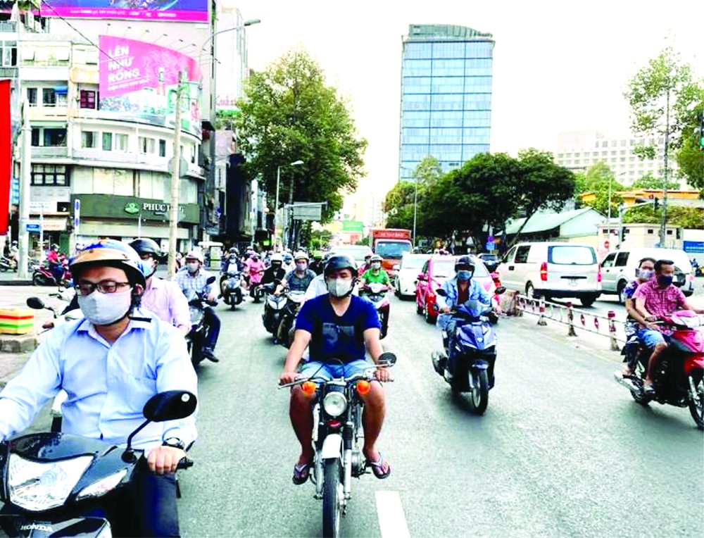 街上人車湧現。
