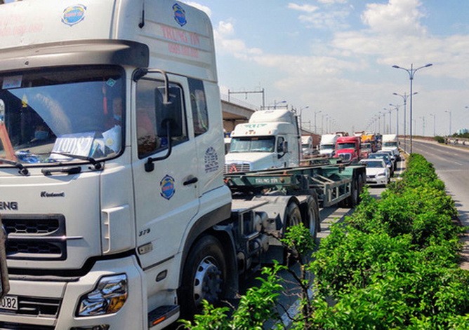 汽車可在桔萊高架橋上雙向車道行駛