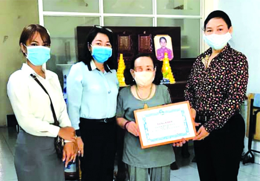 　　市婦聯會副主席陳氏芳華(右一)向殘疾 婦女頒發獎狀。