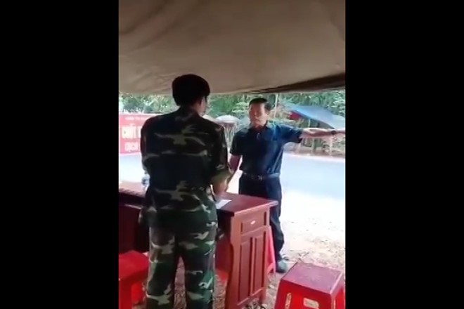 劉文清不執行，甚至還激動得拍桌和出言不遜。（圖源：互聯網） 