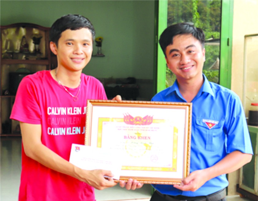 共青團平福省省委昨(22)日下午向阮明福(25歲，寓居平福省平隆市富盛坊)有拾金不昧善舉的人頒贈獎狀。