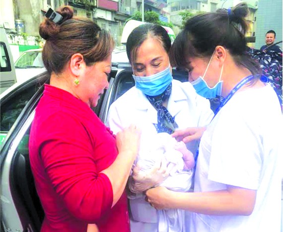 計程車上成功為女乘客分娩
