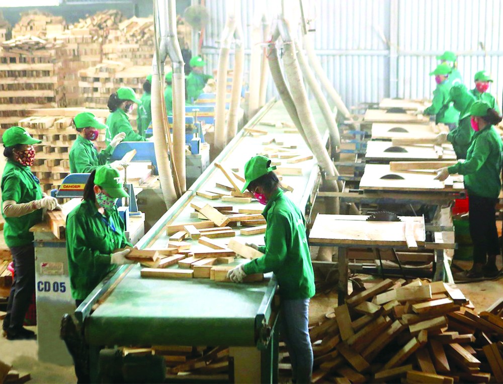 本市企業生產木製品出口。