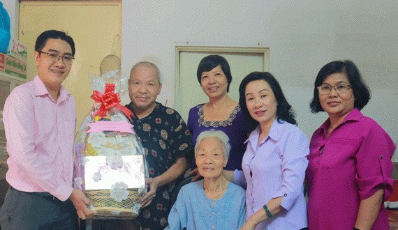 第十坊人民議會主席武氏芳蓉（右二）和人委會主席吳江煌欣（左） 向當地民眾問候。