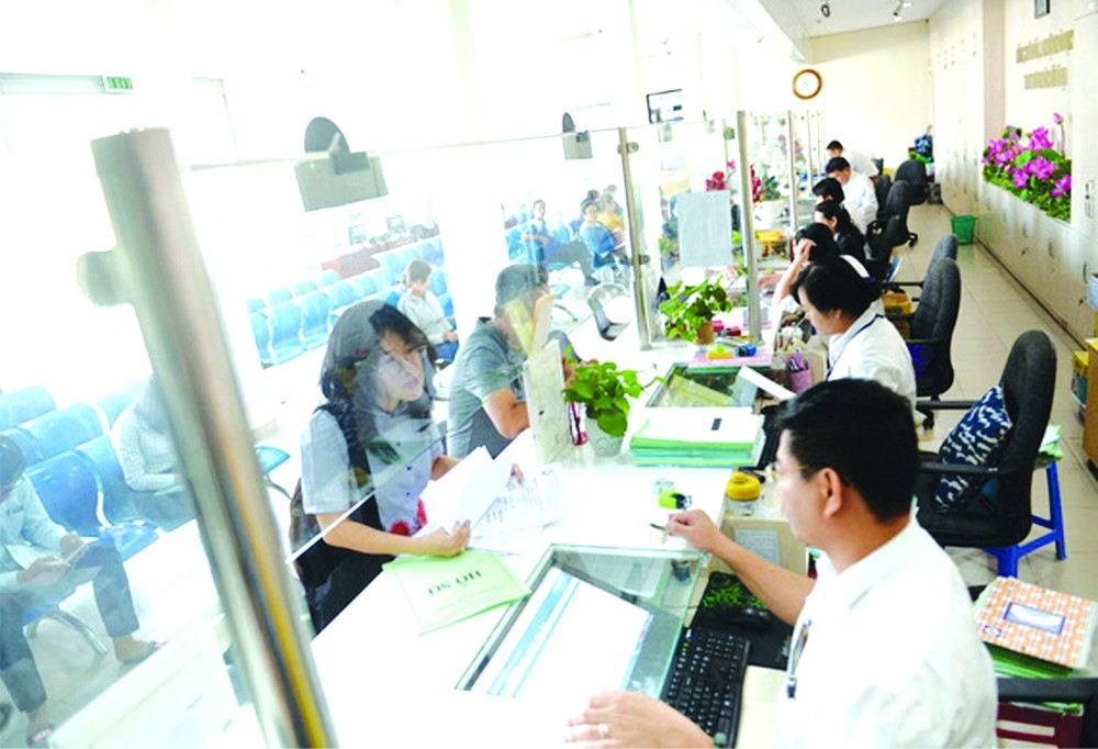 民眾在辦理稅務手續。