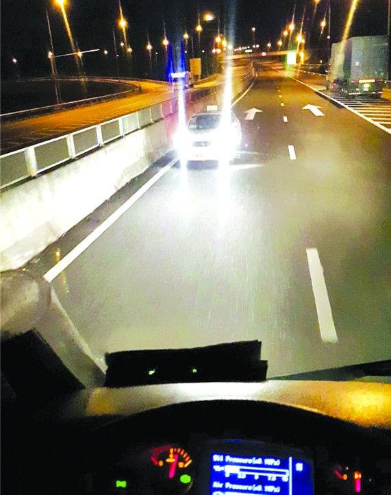 連日來，在臉書社交網站出現一段逾10秒鐘長，記錄一輛計程車在高速公路上逆向行駛的視頻。