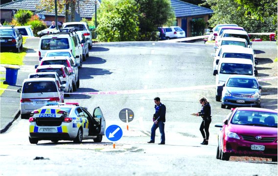 一名警察在封鎖地區。