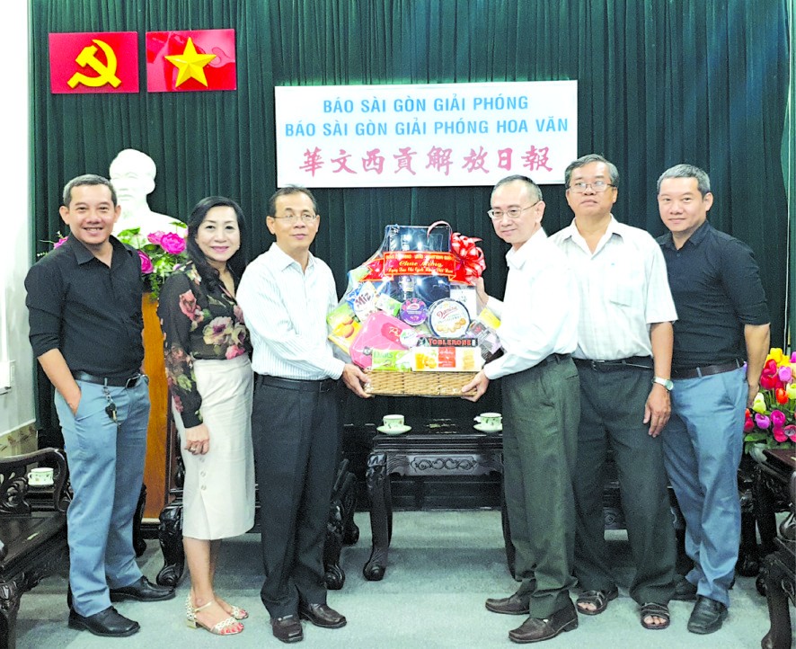 范興主任(右三)接受第五郡代表團 贈送慶節禮物。