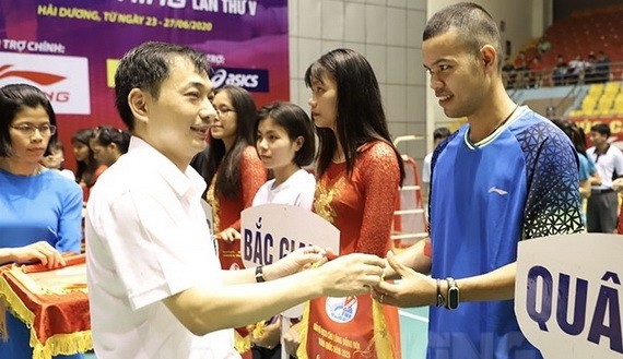 組委會代表向各參賽隊伍頒發錦旗。