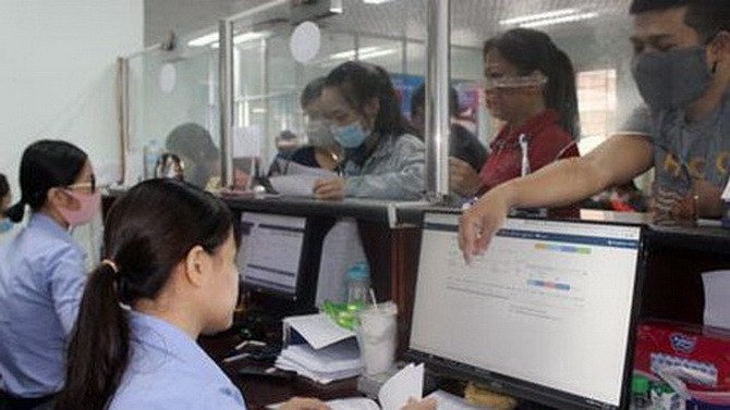 勞工在同奈省社保機關辦理社保金領取手續。