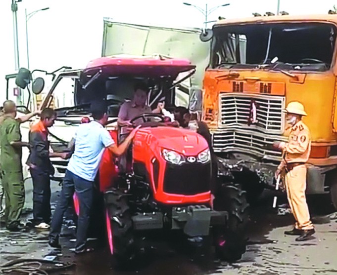 太平省太平市公安科交警隊領導昨(3)日表示，同日上午，在太平市陳覽坊的天長廣場四岔路口發生一起嚴重交通事故，導致一名司機被卡在駕駛室裡並處於危殆狀態。