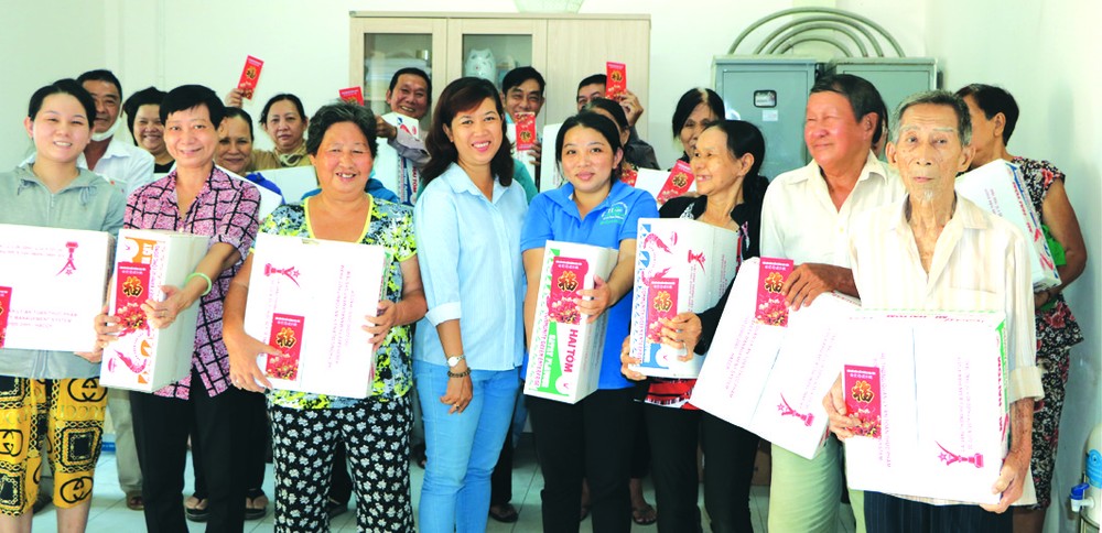 陳月寶副主席(左四)贈送禮物予華人。