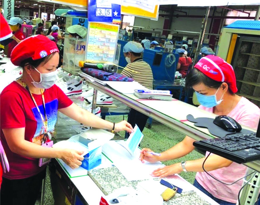 病情期間寶元公司給員工發口罩。