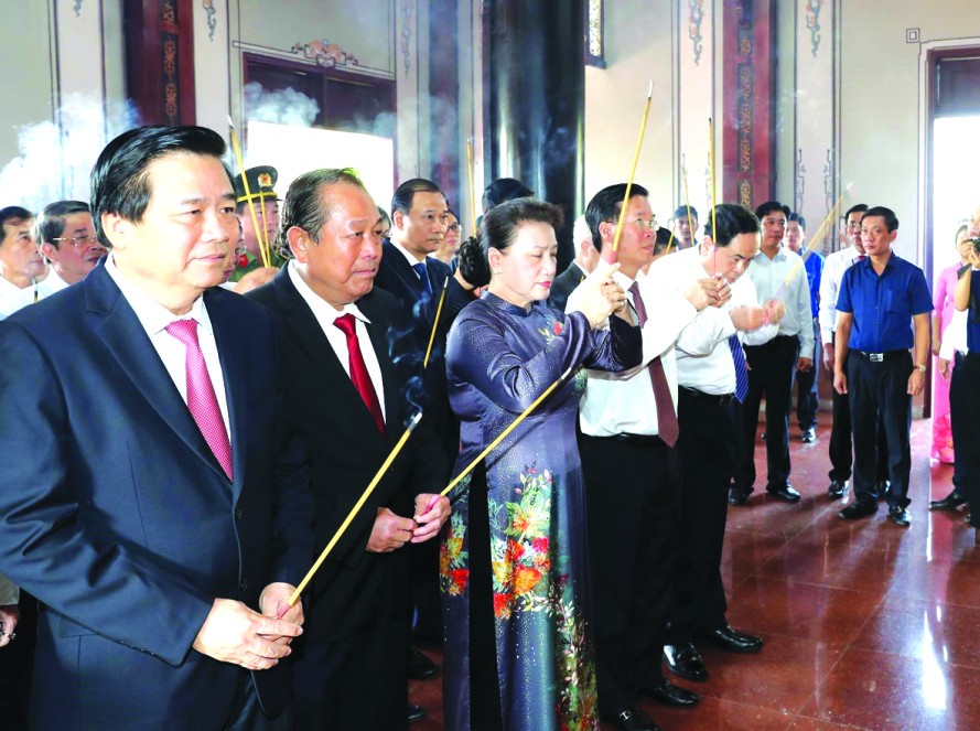 國會主席阮氏金銀出席原國家代主席、原國會主席阮友壽同志誕辰110週年紀念儀式。