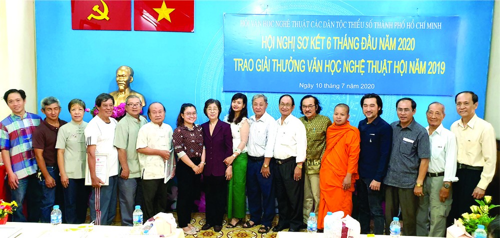 劉金華主席與各位代表及獲獎者合影。 