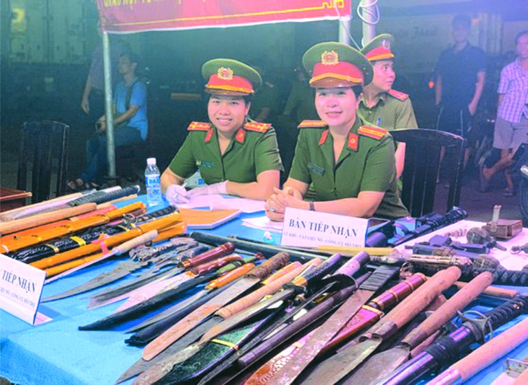 民眾自願向公安力量繳納武器