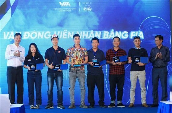 拿到賽車駕照的 運動員。