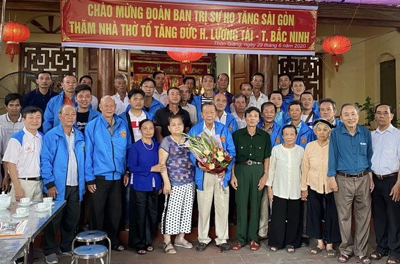 本市曾氏大宗祠代表團與北寧省曾氏祠堂宗親留影。