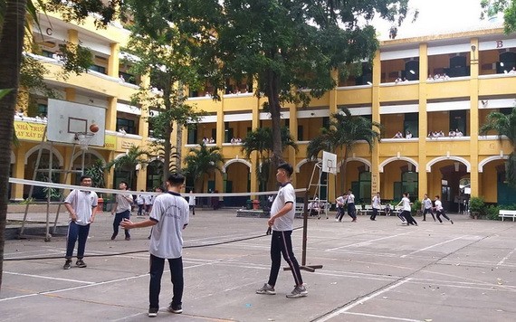 本市高中學生參加體操運動，有助身體健康發展。