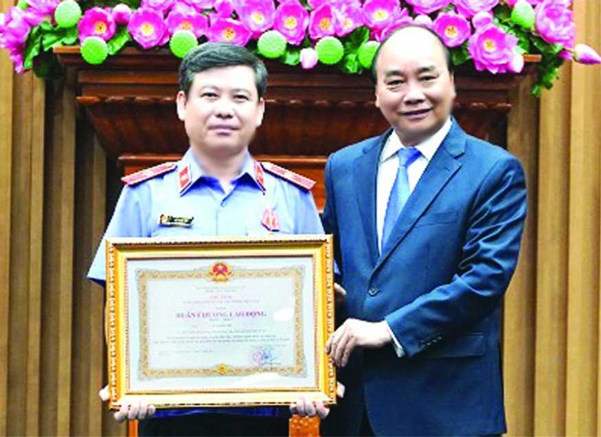 會上，承國家主席的委託，阮春福總理已將胡志明勳章別在人民檢察院傳統旗幟上。值此，最高人民檢察院院長黎明智已榮獲一等勞動勳章。