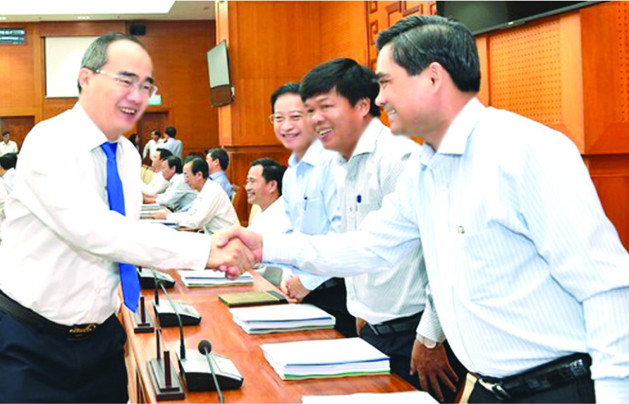 市委書記阮善仁與各代表交流。