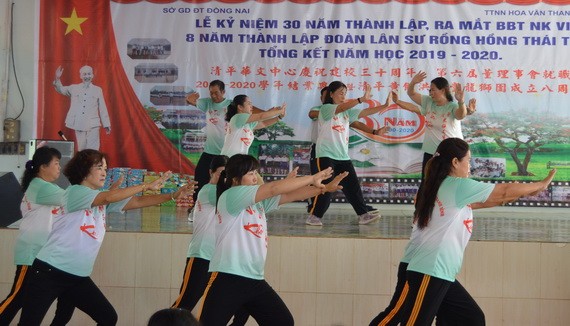 養生俱樂部成員在該中心的慶典上表演助興。