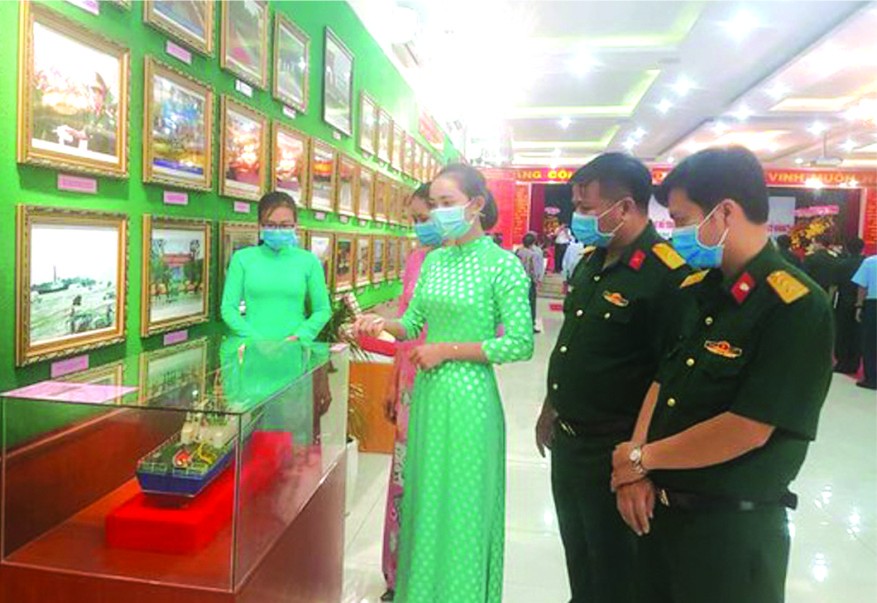 第七軍區政治局7月31日上午在新平郡第一坊黃文樹街247號南部東區武裝力量博物館，為“第七軍區武裝力量在黨的旗幟下自豪地穩步前進”展覽舉行開幕儀式