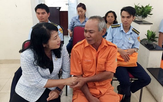 第一郡郡委書記陳金燕探望困難工人。