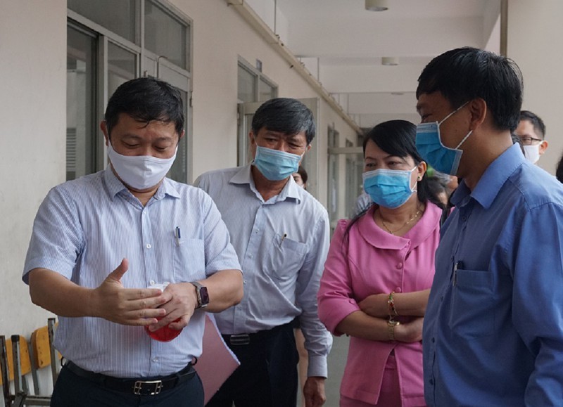 市人委會副主席楊英德（左一）