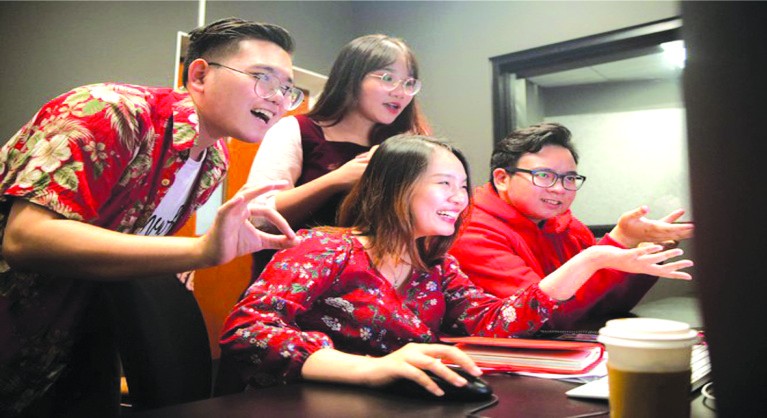 小組各成員配合作曲。