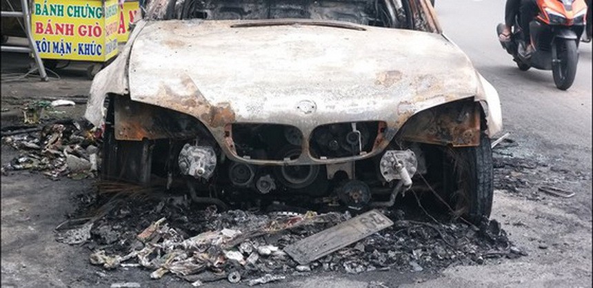 寶馬汽車在 13 號國道失火