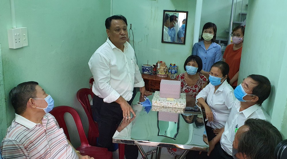 　　第十一郡郡委副書記、郡人委會主席 陳飛龍看望與移交溫情屋給華人貧困家庭。