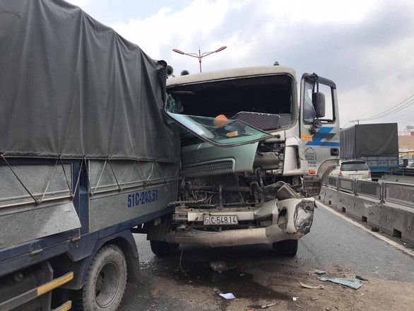 守德高架橋３車追尾致交通堵塞