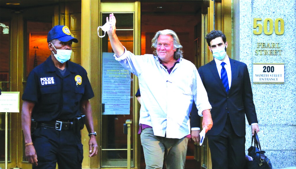 班農（中）被捕後，特朗普與其劃清界線。