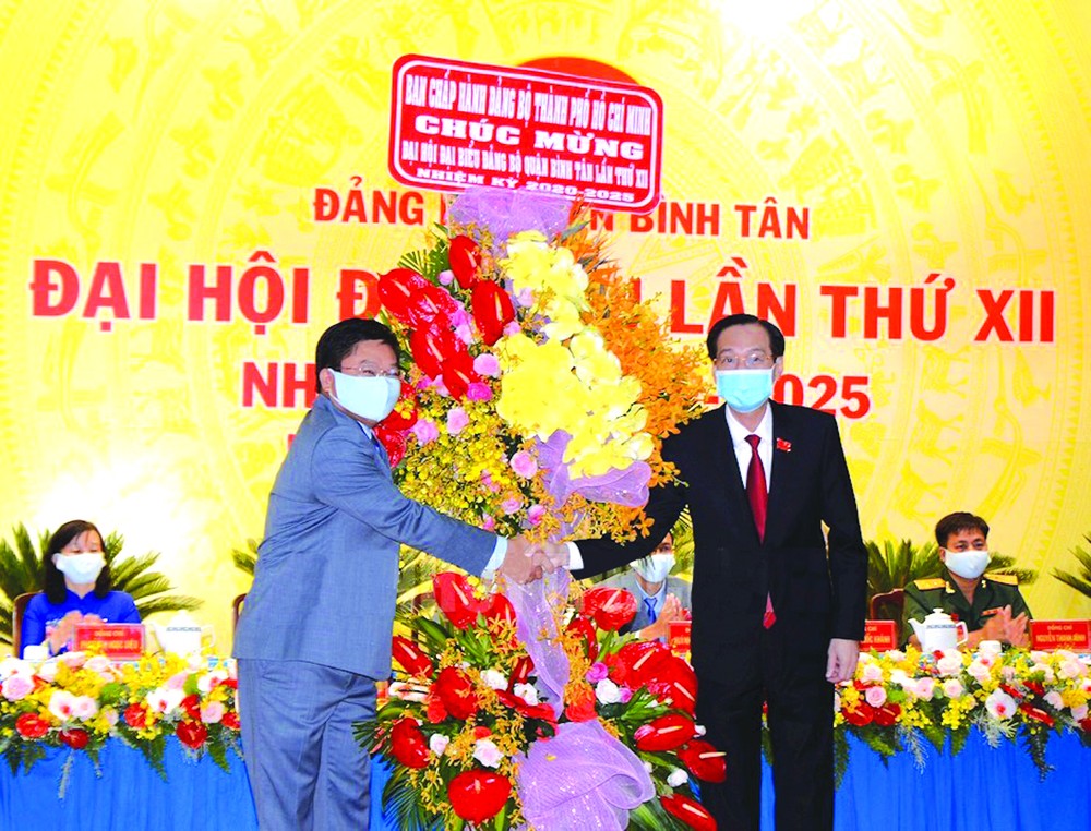 市人委會副主席黎清廉送花祝賀平新郡。