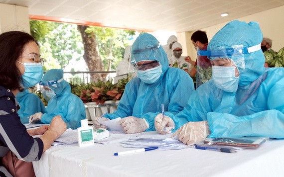 從峴港市回來後民眾申報健康及做快速檢測。