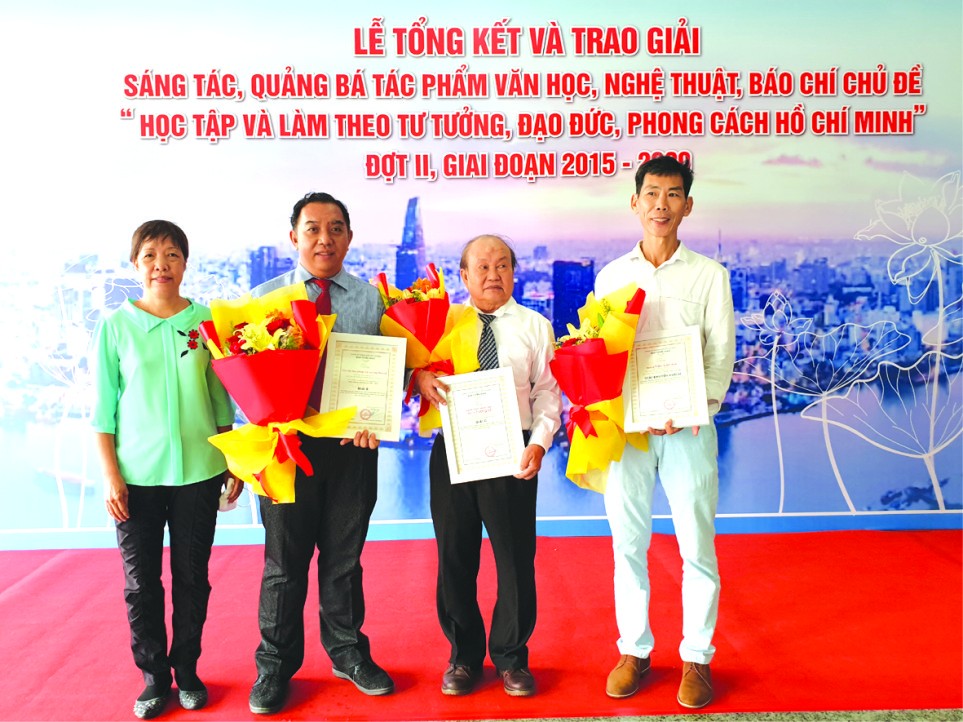 　　 (右起)畫家陳文海、人民藝人書畫家張路、 書法家林漢成、畫家馮錦萍代表書法會及古詩會 參加表彰儀式及合影。