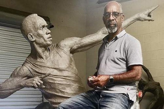 博爾特和他的雕像。