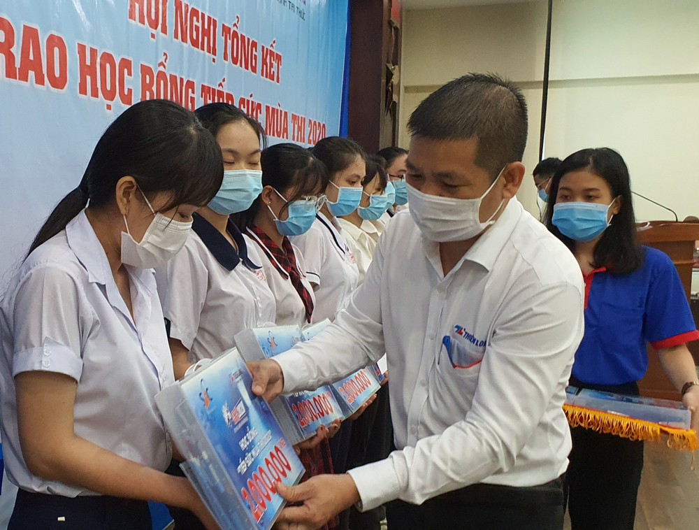 　　天龍集團行銷部經理鄭文豪 頒發助學金給學生。